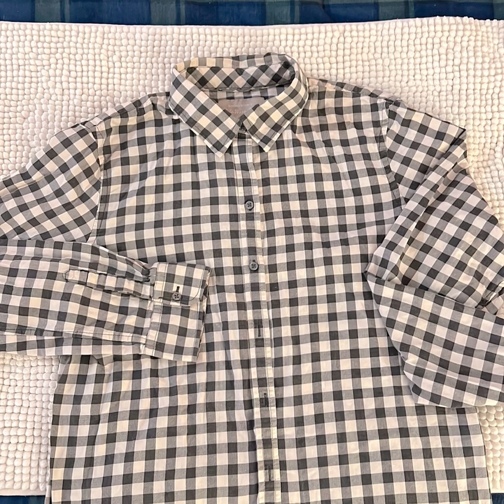 Banana Republic Women’s Large black/white checked Fitted Flannel shirt.